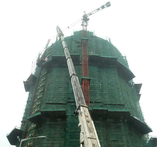 禹城吊车在工地上作业